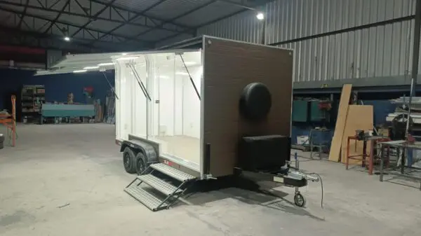 Trailer Multinegócios 4x2 Isolado